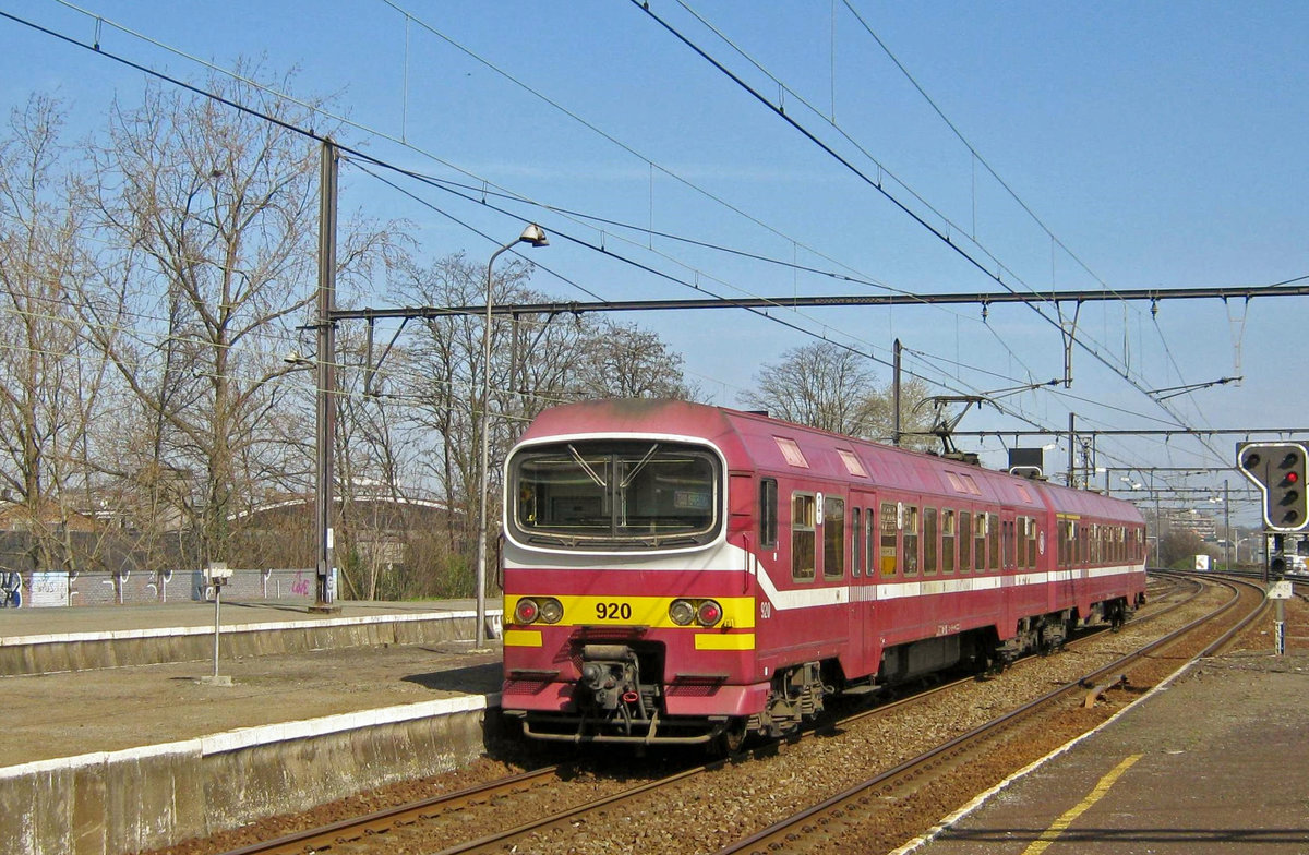 On 23 March 2011, NMBS 920 calls at Antwerpen Oost.