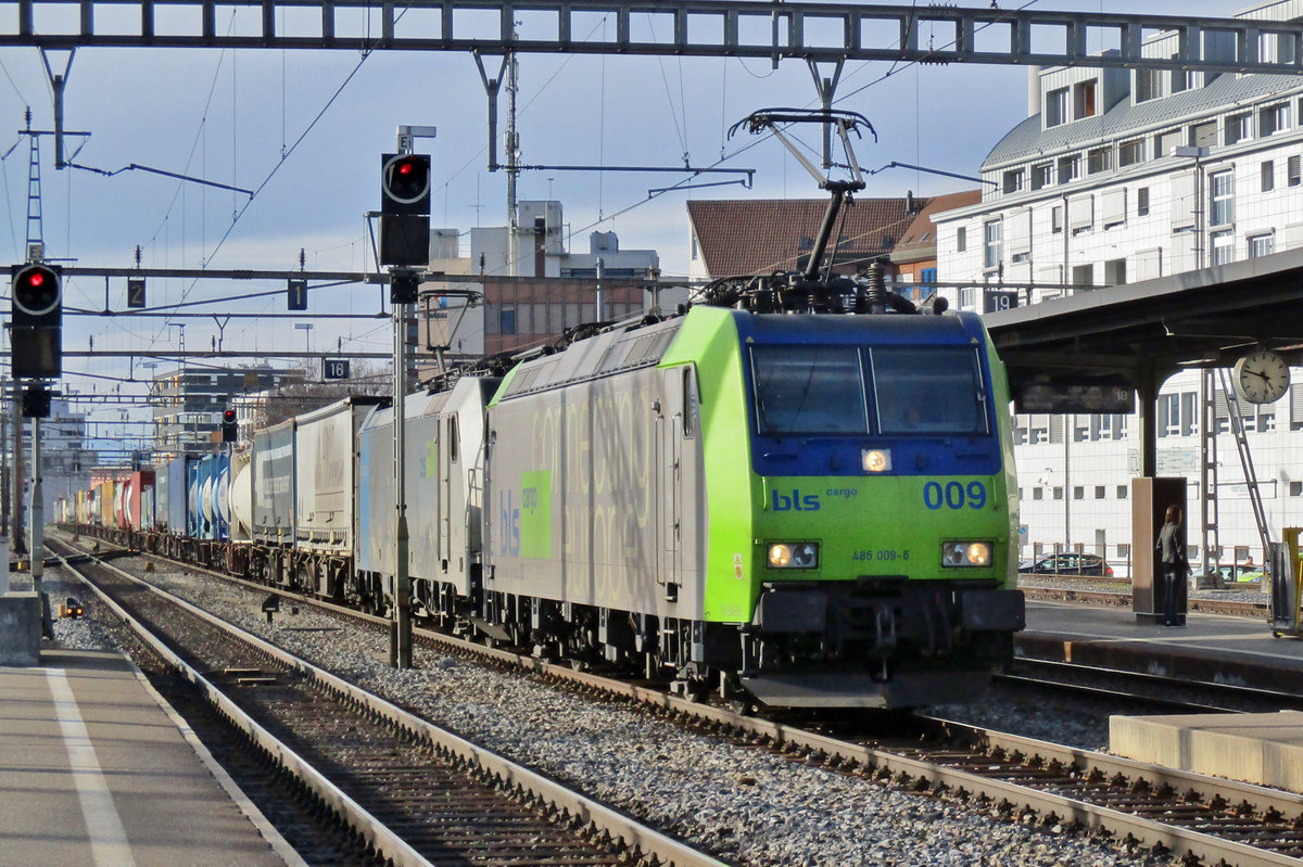 On 23 March 2017 BLS 485 009 hauls an intermodal toward Italy through Thun.