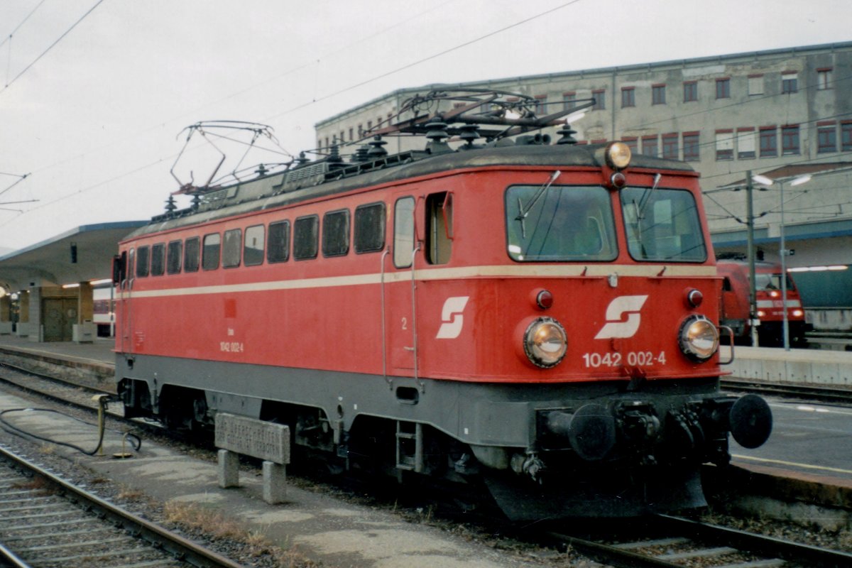 On 23 May 2002 ÖBB 1042 002 runs round at Wien West.