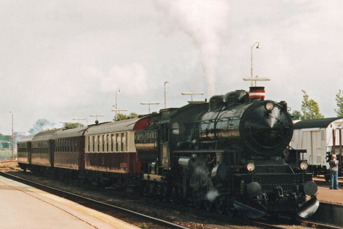 On 23 May 2004 DSB Pacific 991 stands with an extra train in Randers.