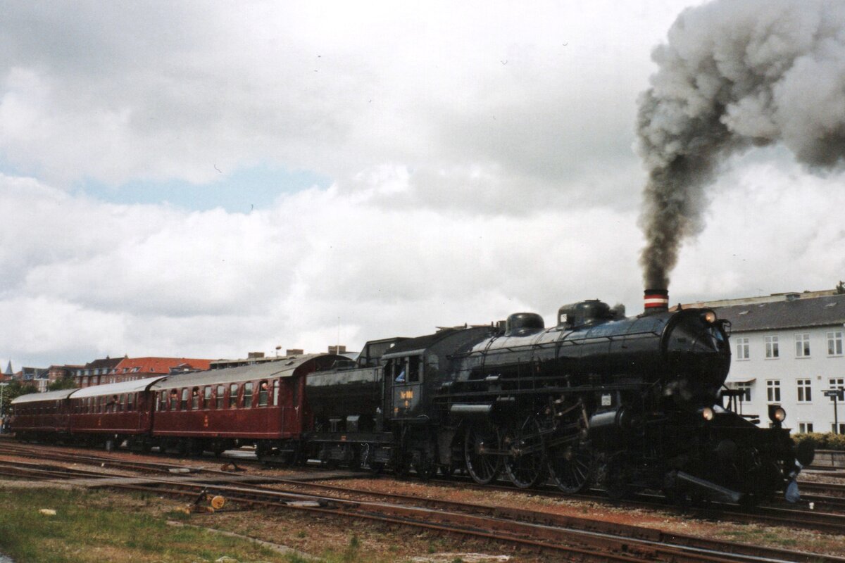 On 23 May 2004 DSB Pacific 991 leaves with an extra train Randers.