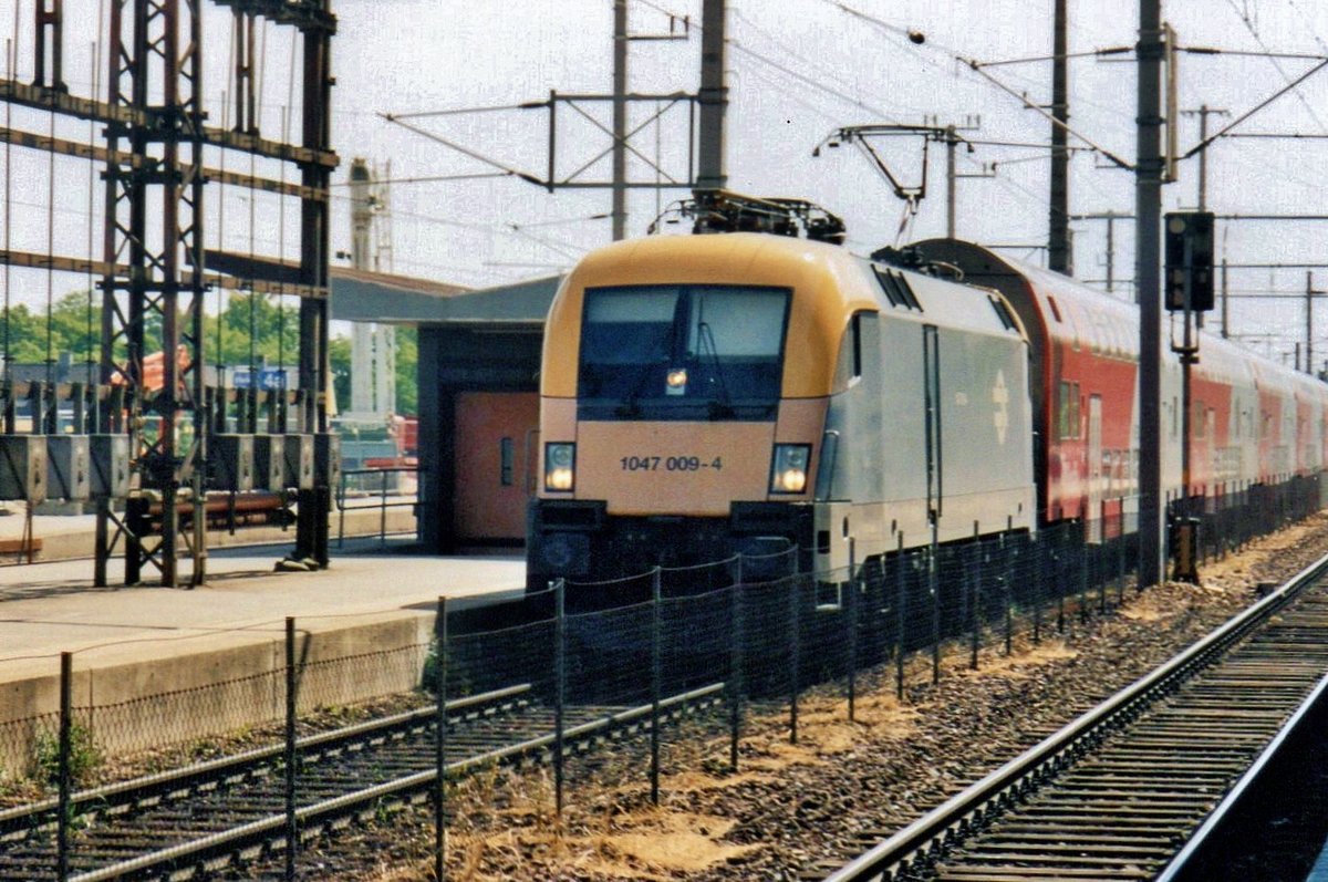 On 23 May 2005 MAV 1047 009 enters Sankt Pölten with a fill-in duty between the morning incoming EuroCity Budapest-Vienna and the afternoon EC Vienna-Budapest. 