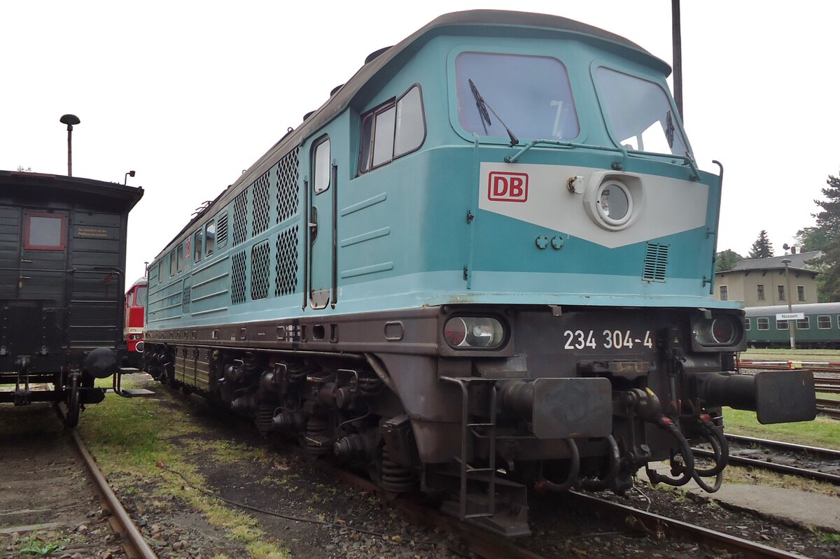 On 23 May 2015, one off 234 304 -the only loco in the 1990s DB regio mint green- stands in the Bw Nossen. With the sectorisation of the locomotive fleet in branches DB Fernverkehr, DB Regio and DB Cargo, some thoughts were comtemplated about ending the DB corporate identity and giving the locos the colours of their branch. The only effect was 234 304 that carries the the mint green of the DB Regio coaches. From 1998 however, traffic red was chosen as the new DB corporate identity, making 234 304 a one-off.