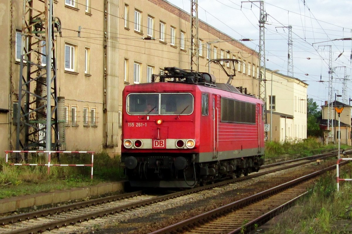 On 23 September 2014 DB 155 261 runs light through Falkenberg (Elster).