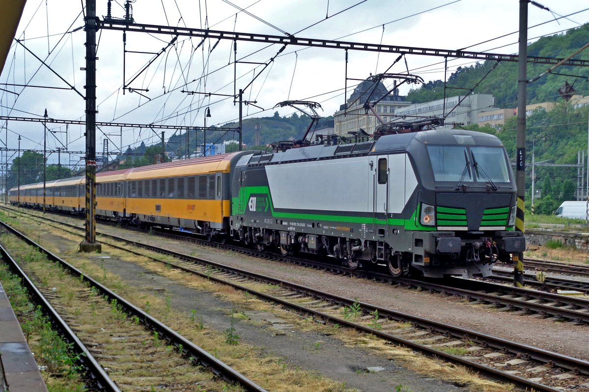 On 23 September 2018 ELL 193 276 stands with a RegioJet service in Praha-Smichov, RegioJet's  base at Prague. IN 2017 and 2018 RegioJet won so many contracts, that their loco fleet was insufficient to cover all duties. ELL was eager to rent a few more Vectrons, like 193 276.