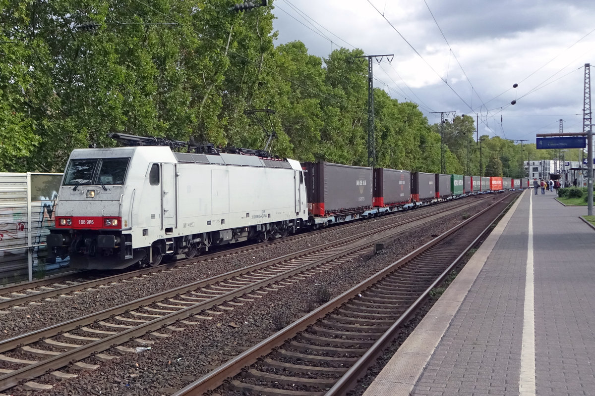 On 23 September 2019, Macquarie 186 906 hauls an intermodal service through Köln Süd.