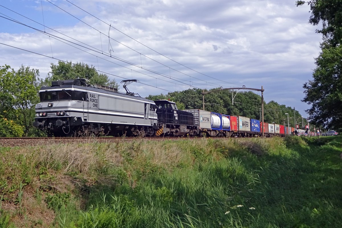 On 23 September 2019 RFO 1829 hauls an intermodal past Tilburg Oude Warande.