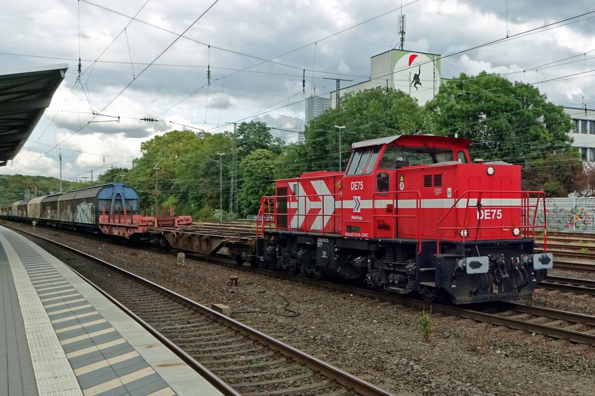 On 23 September 2019, RheinCargo (ex-HGK) DE 75 hauls a mixed freight through Köln West.