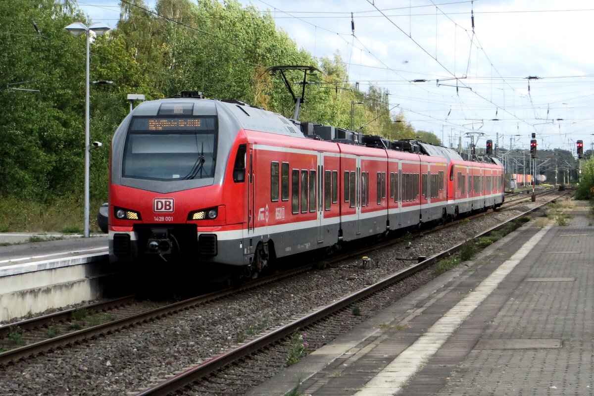 On 23 September 2020 DB 1428 001 calls at Viersen.