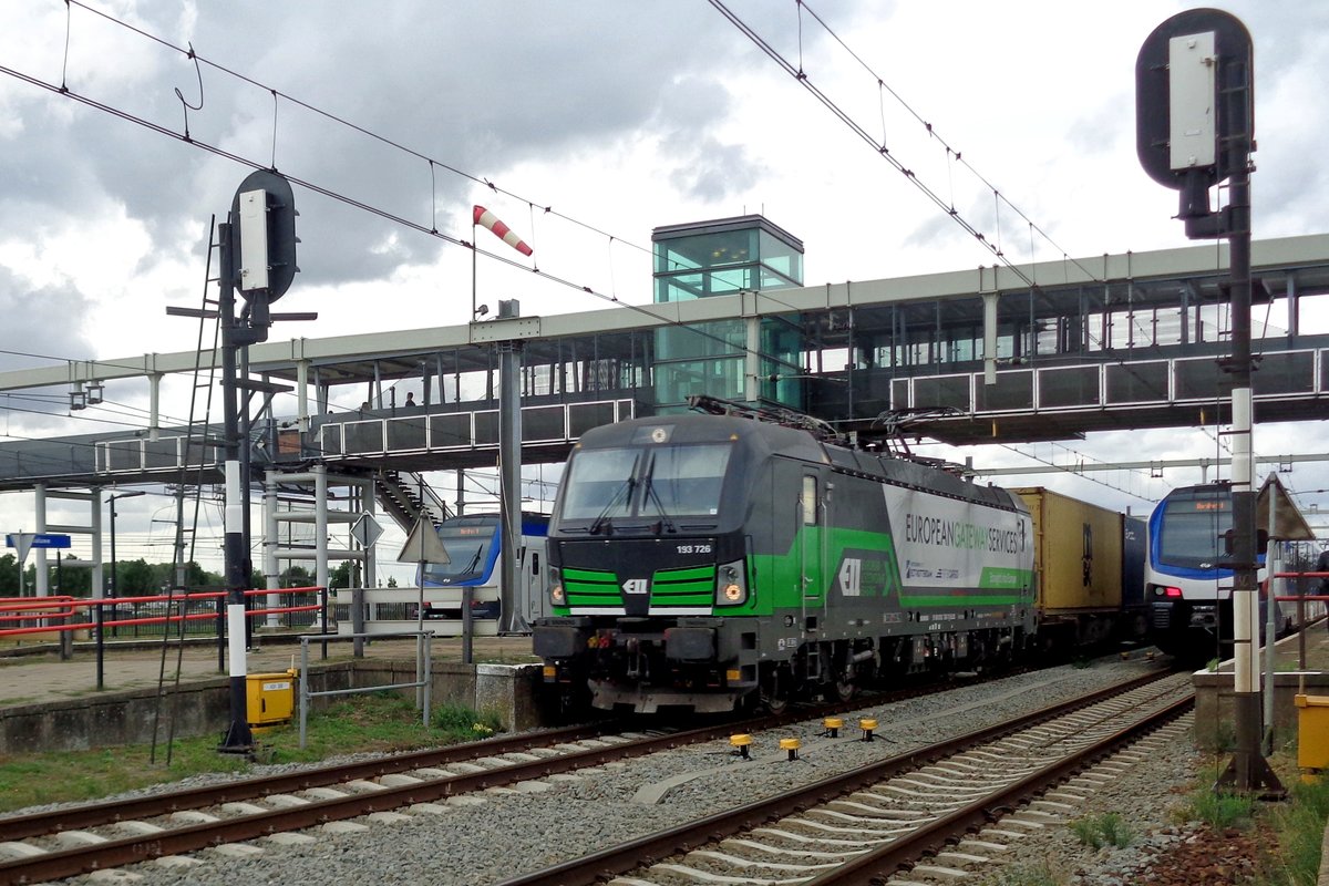 On 24 August 2018 a nasty trick shot on RTB 193 726 at Lage Zwaluwe was in order. 