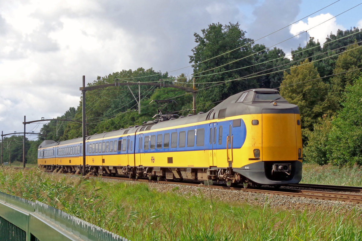 On 24 August 2018 NS 4242 passes Dordrecht Zuid.