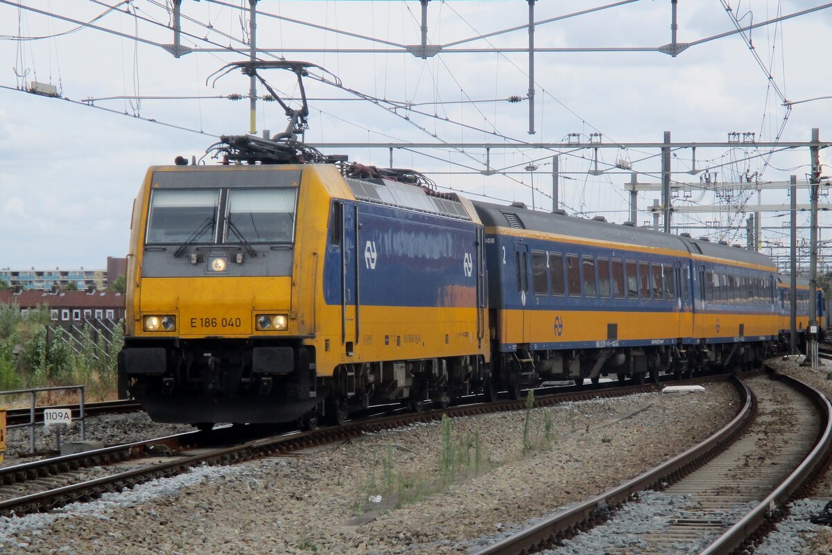 On 24 August 2018 NS 186 040 enters Breda hauling an IC-service to Den Haag.