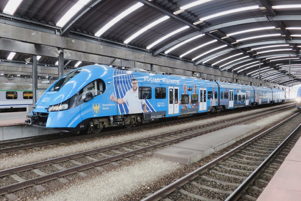 On 24 August 2021 at Katowice, Koleje Slaskie EN76-006 sports an advertising livery for 10 years of Koleje Slaskie (Silesian Railways) that took over contracts and responsibilities of PKP PR, now PolRegio. 