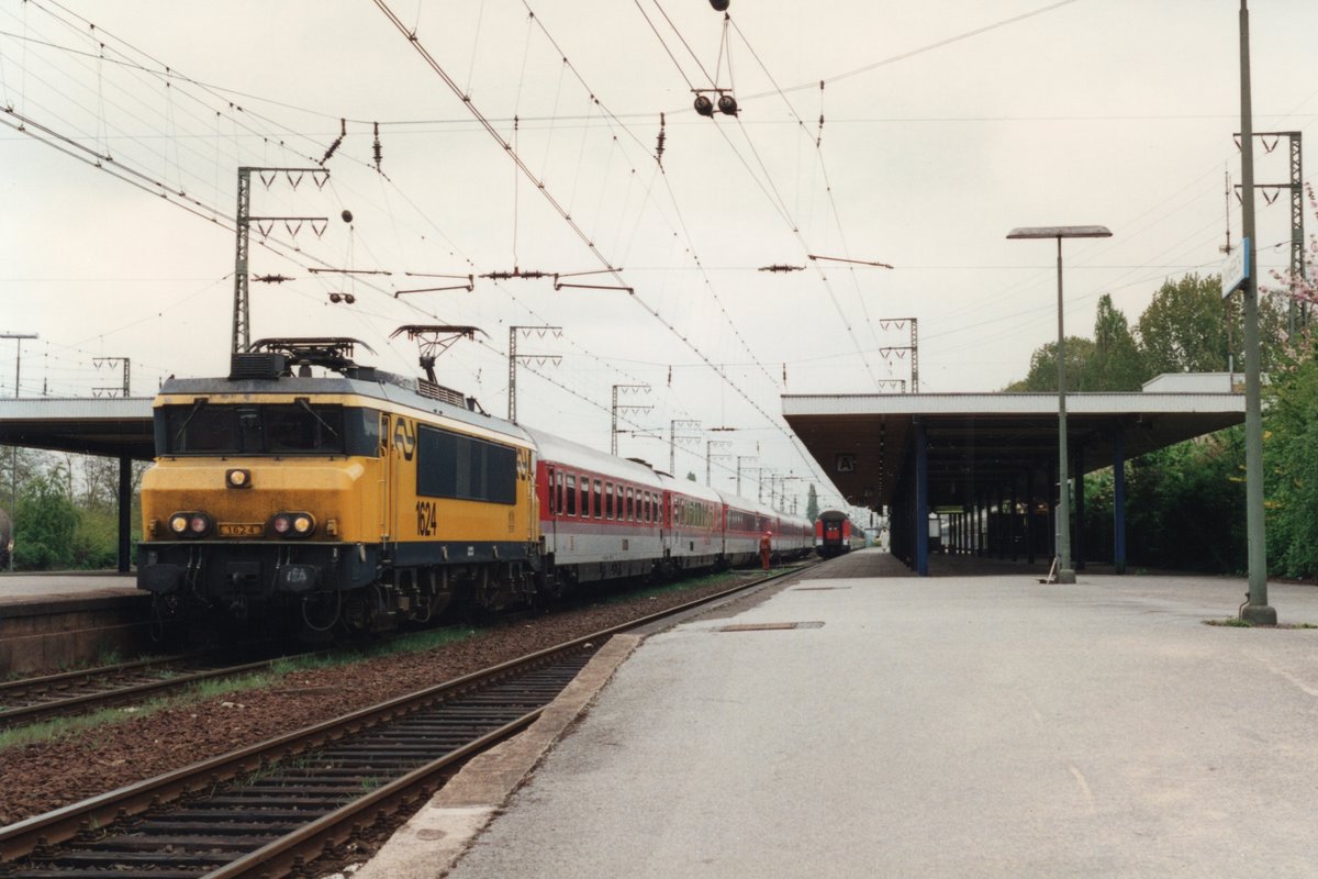 On 24 February 1996 EC VERMEER with 1624 stands ready for departure toward Utrecht and Amsterdam in Emmerich.