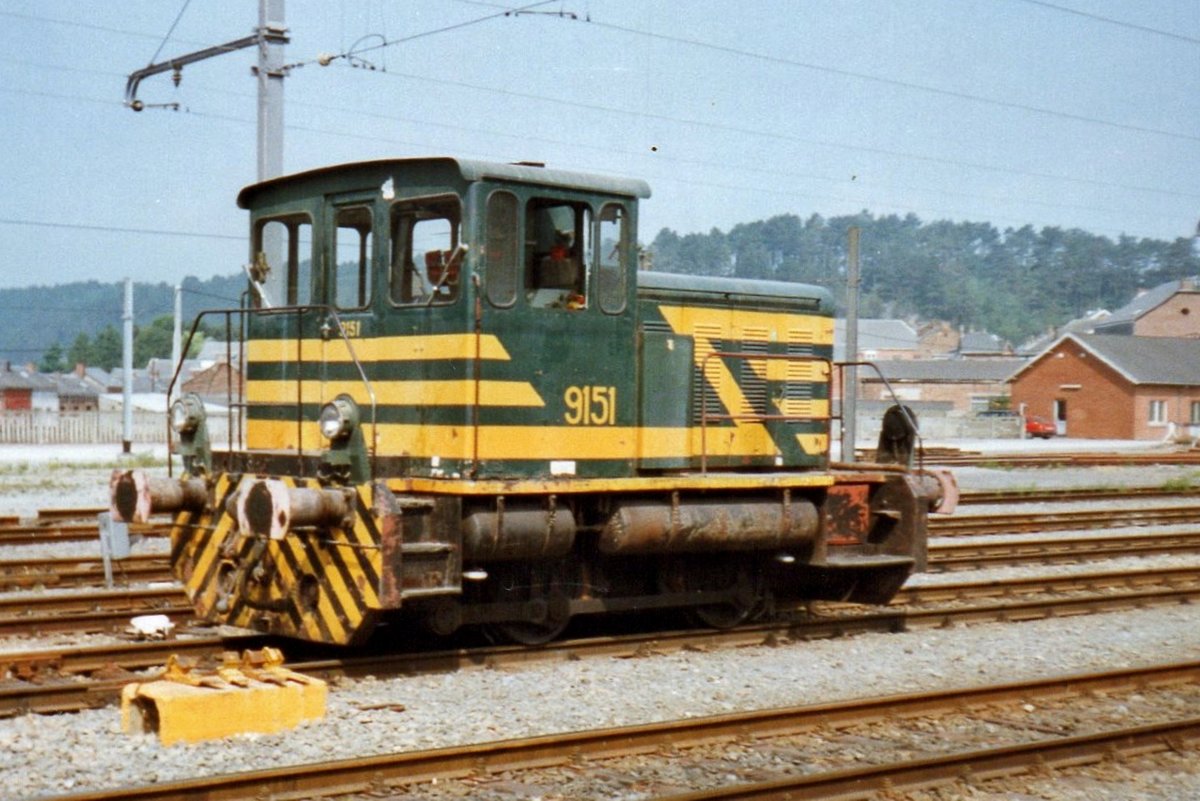 On 24 July 1998 little shunter 9151 stands in Jemelle.