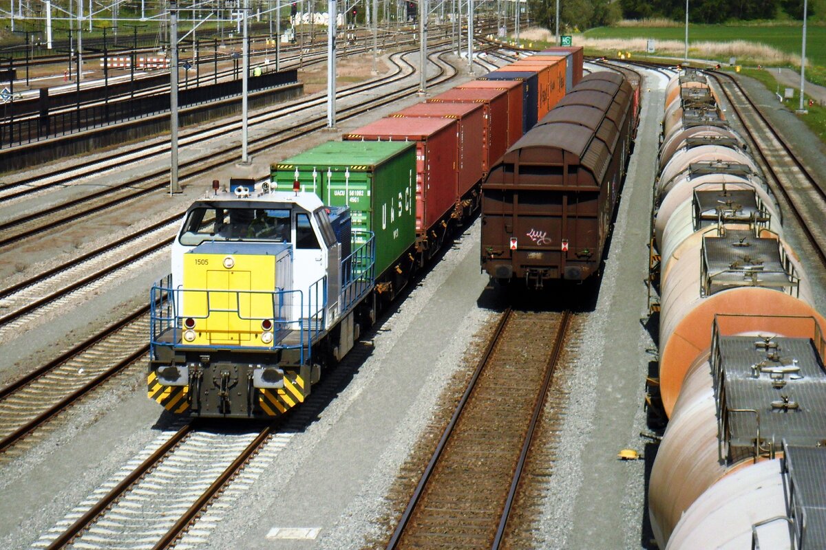 On 24 July 2019 Alpha Trains 1505 enters Lage Zwaluwe with a container train from Moerdijk.