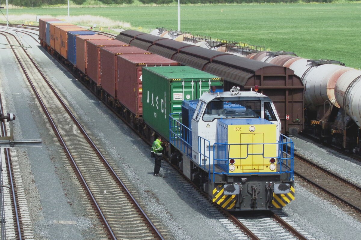 On 24 July 2019 the container train with Alpha Trains 1505 at Lage Zwaluwe is subjected to an inspection 