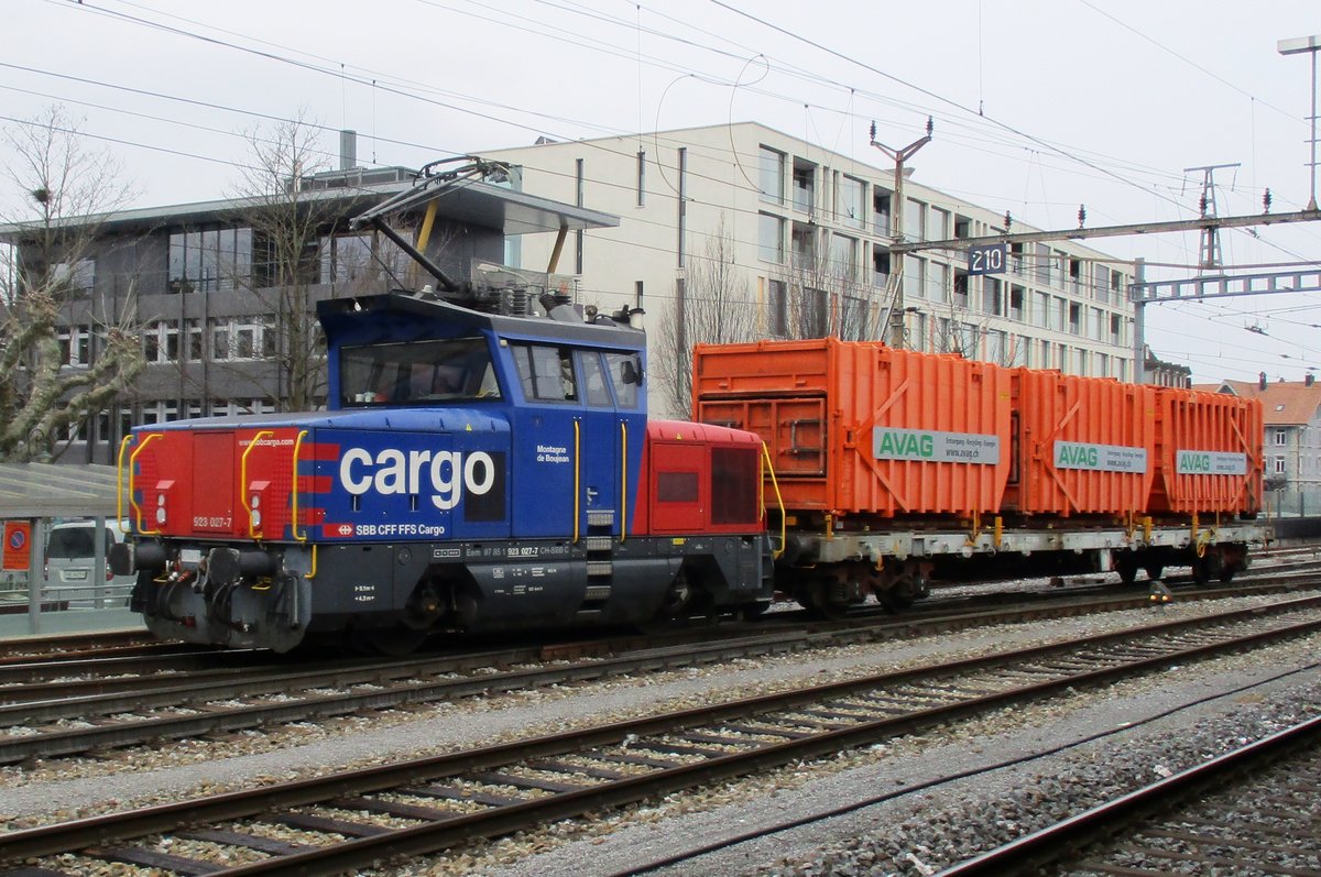 On 24 March 2017 SBB 923 027 shunts at thun.