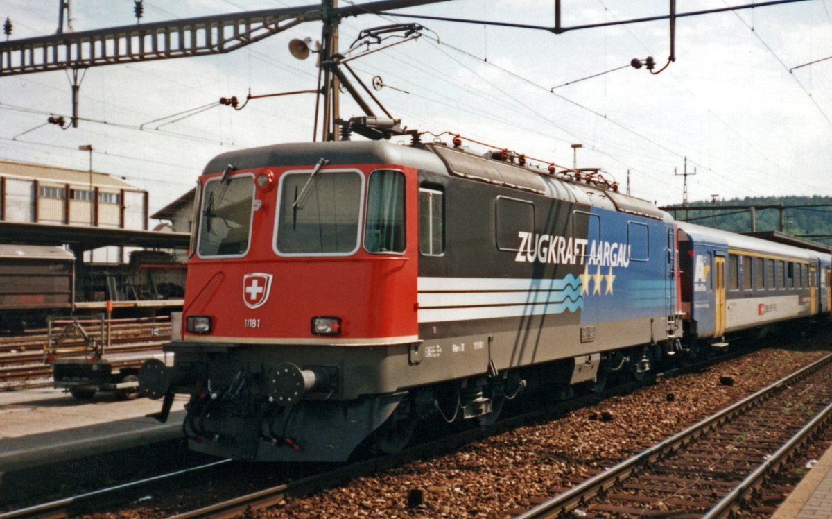 On 24 May 2002 SBB 11181 advertises for the strength of the Aargau-region at Brugg AG.