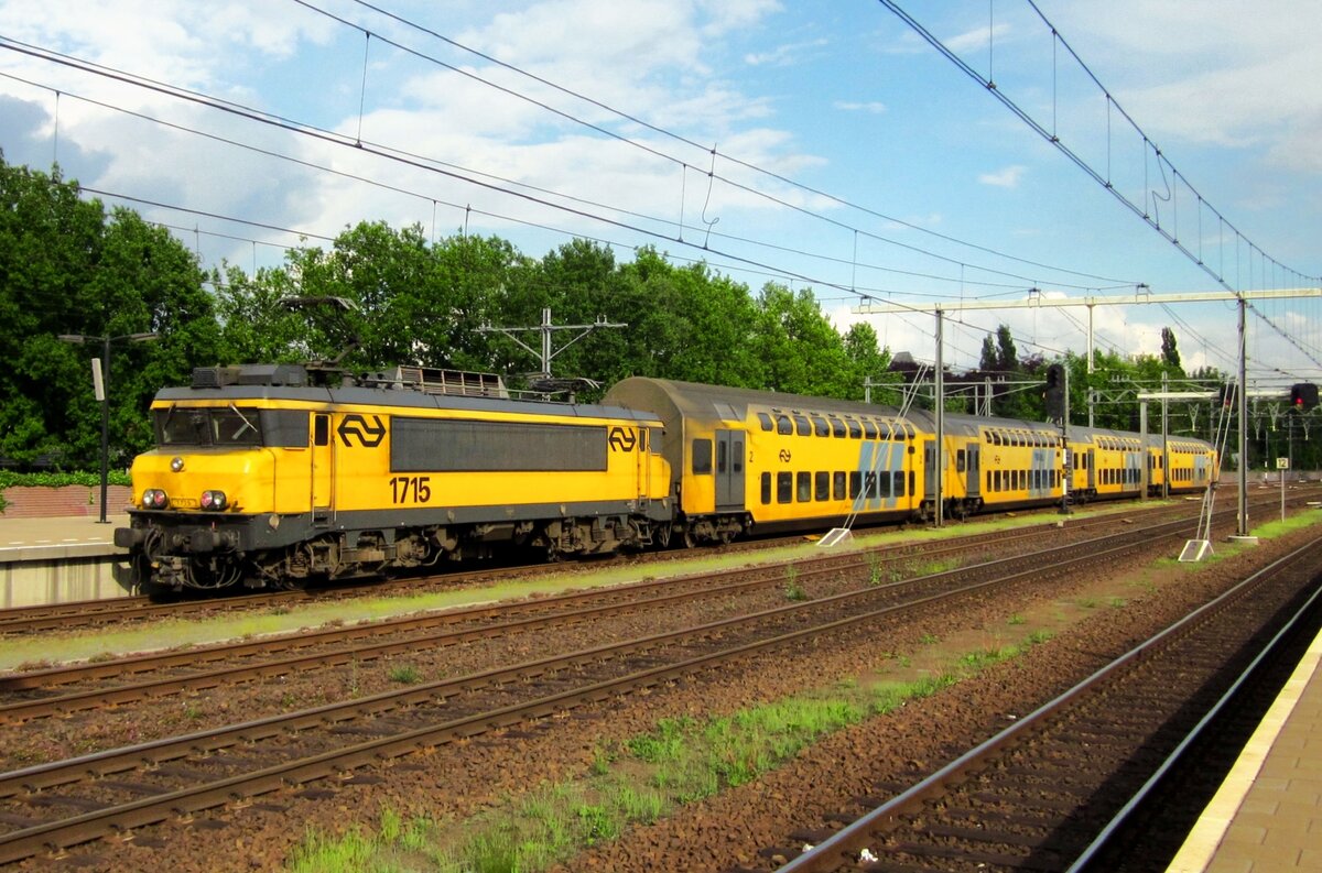 On 24 May 2013 NS 1715 pushes a DD-AR set out of Boxtel toward Eindhoven.