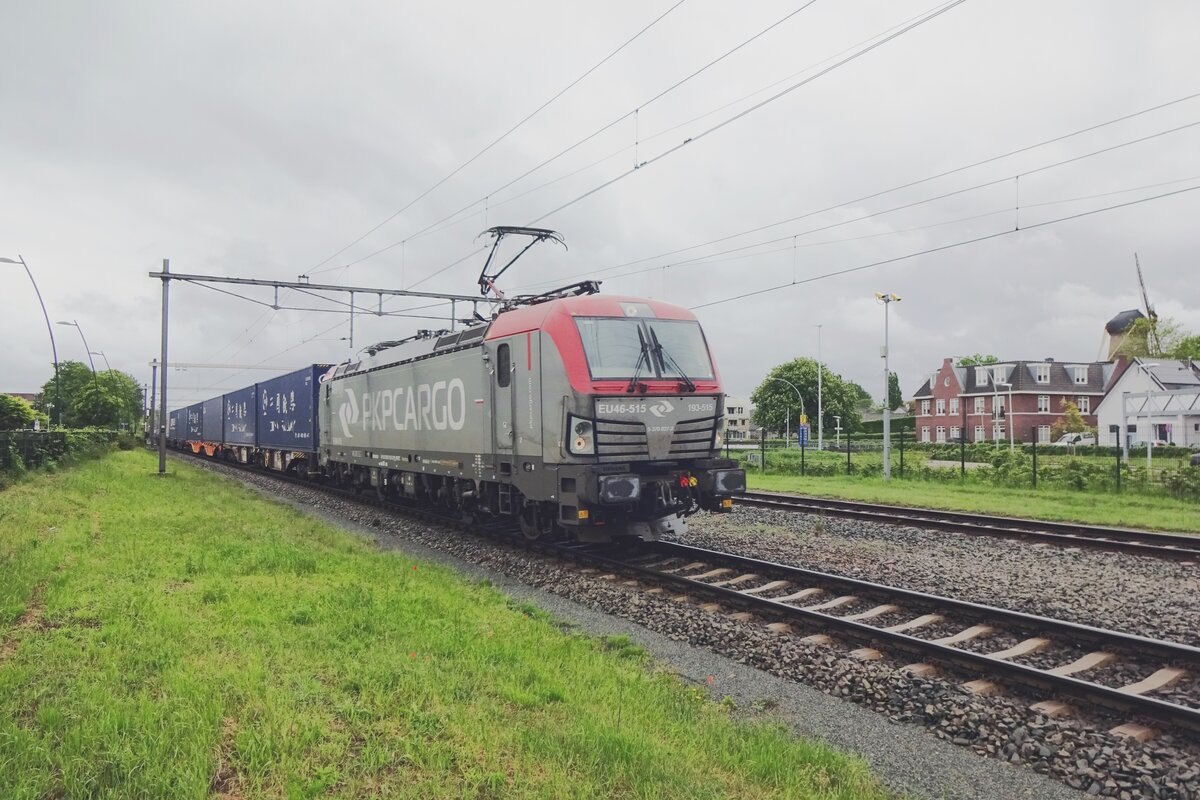 On 24 May 2021 PKP Cargo EU46-514 braves the rain while hauling a Tilburg-bound Chengdu container shuttle through Wijchen.