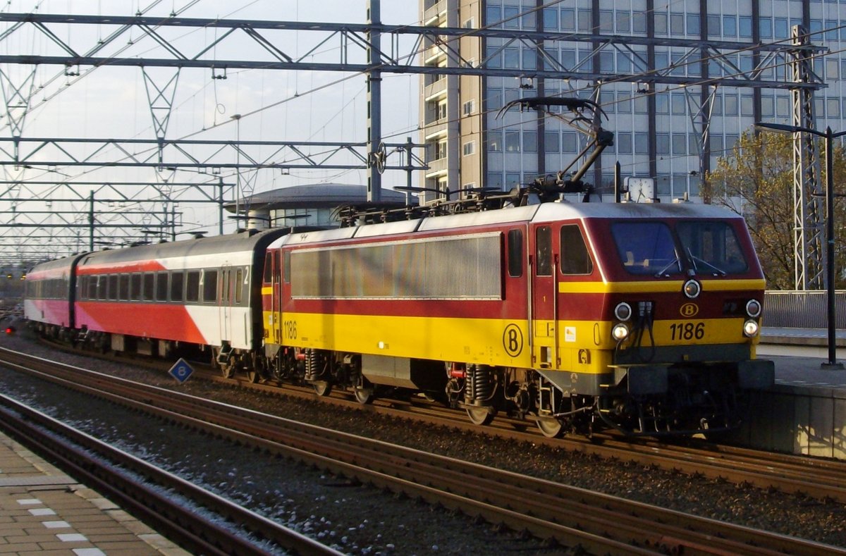 On 24 October 2009 NMBS 1186 hauls the IC-Benelux into Amsterdam Centraal.