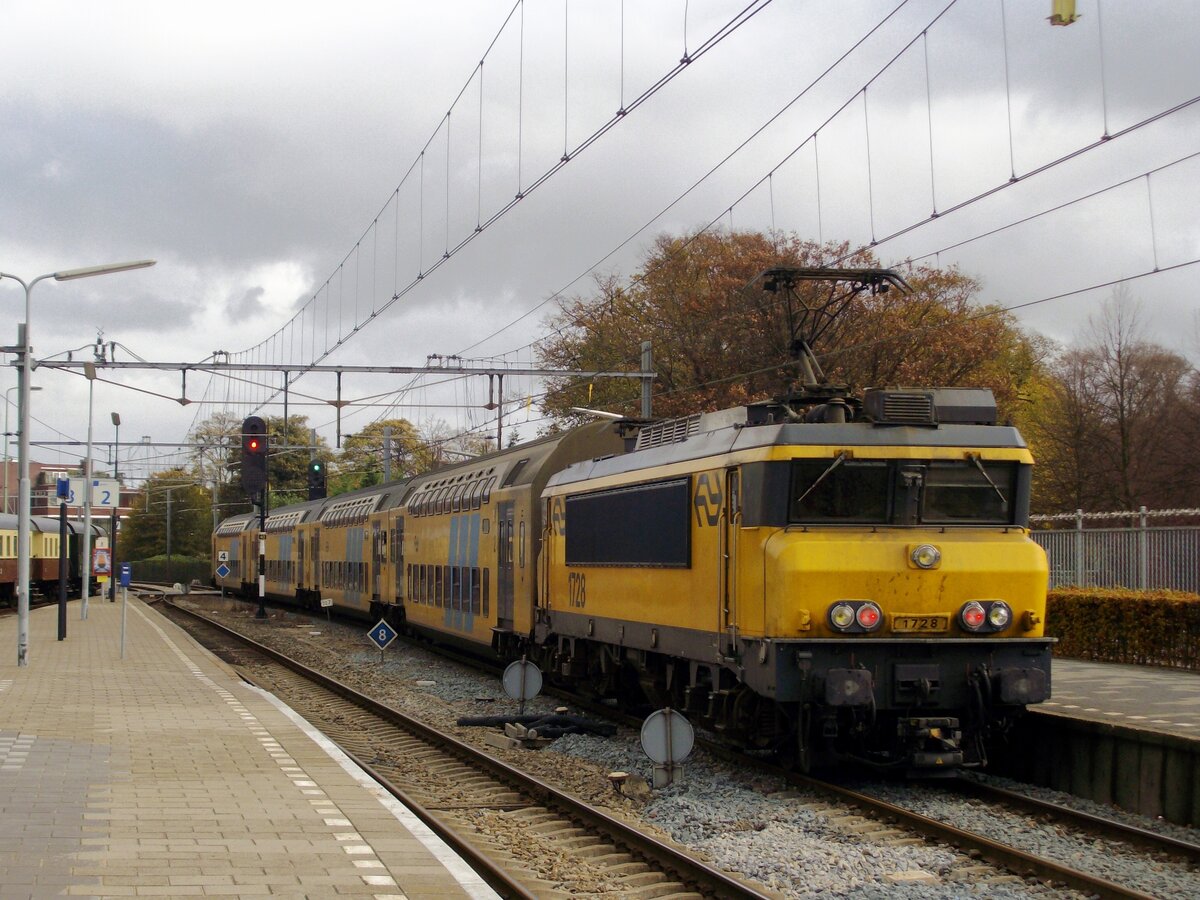 On 24 October 2009 NS 1728 leaves Hoorn with a stopping train to Enkhuizen.