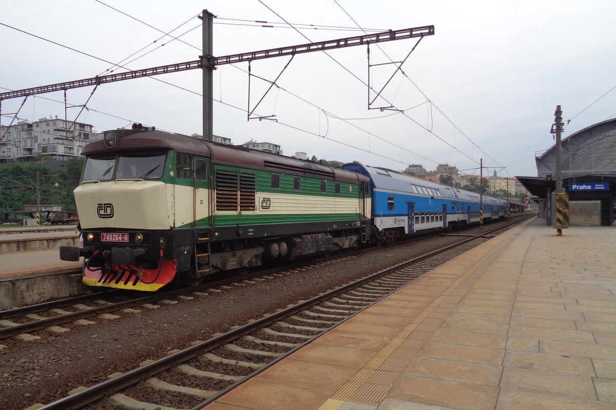 On 24 September 2017 CD 749 264 stands at Praha hl.n., sporting some nice retro colours.