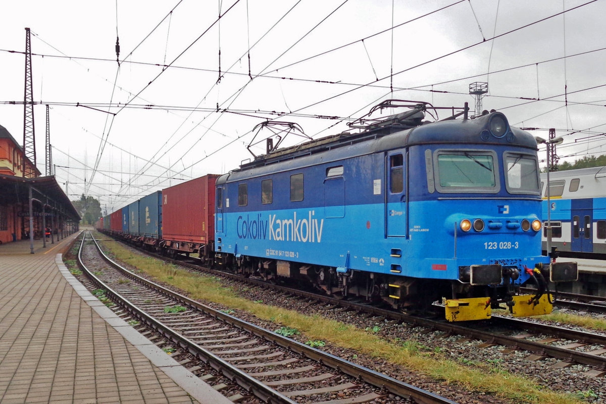 On 24 September 2017 CDC 123 028 takes a break with her container train at Ceska Trebova and gets soaking wet because of the rain as a punishment/reward.