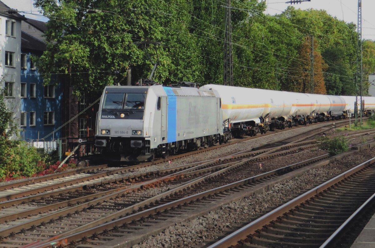 On 24 September 2020 RTB 185 684 hauls an LNG train through Köln Süd.