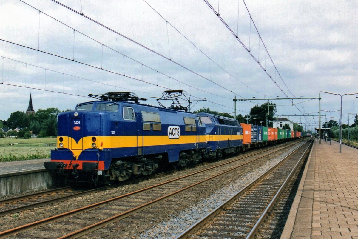On 25 April 2000 ACTS 1251 hauls the Veendam container shuttle train through Abcolude.