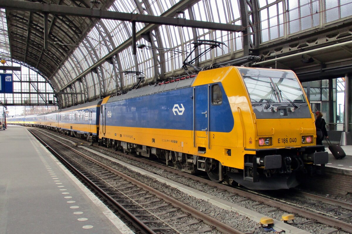 On 25 February 2017 NS 186 040 stands at Amsterdam Centraal.