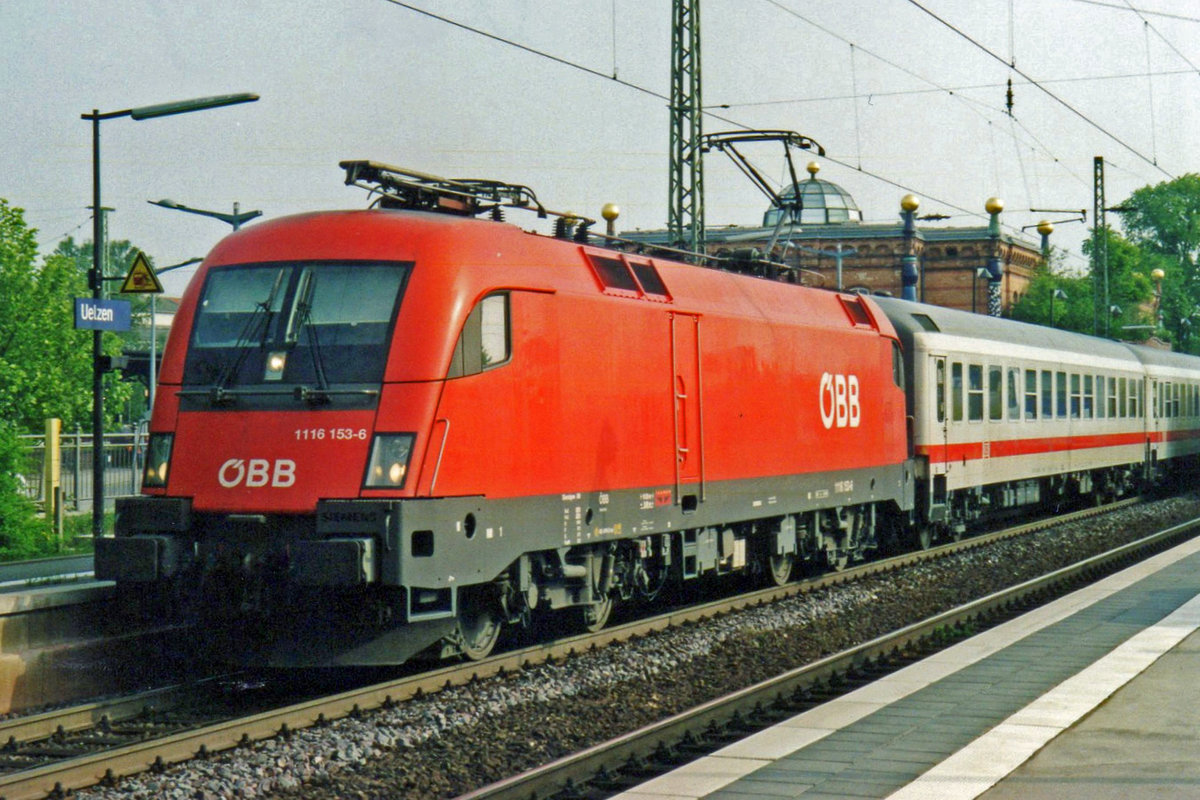 On 25 May 2004, ÖBB 1116 153 calls at Uelzen.