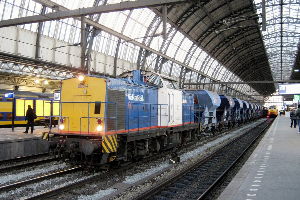 On 25 October 2010 Volker Rail 203-4 pauses under the canopy of Amsterdam Centraal.