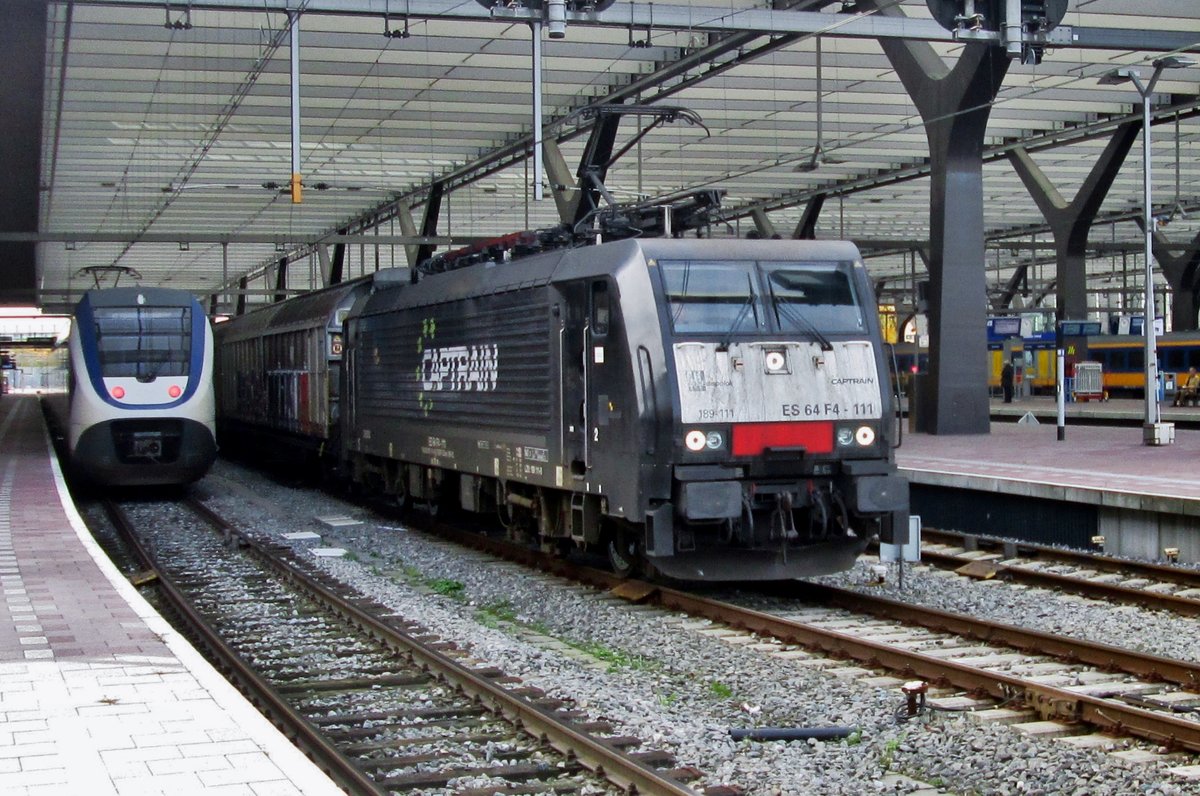 On 25 October 2015 CapTrain 189 111 stands in Rotterdam Centraal.