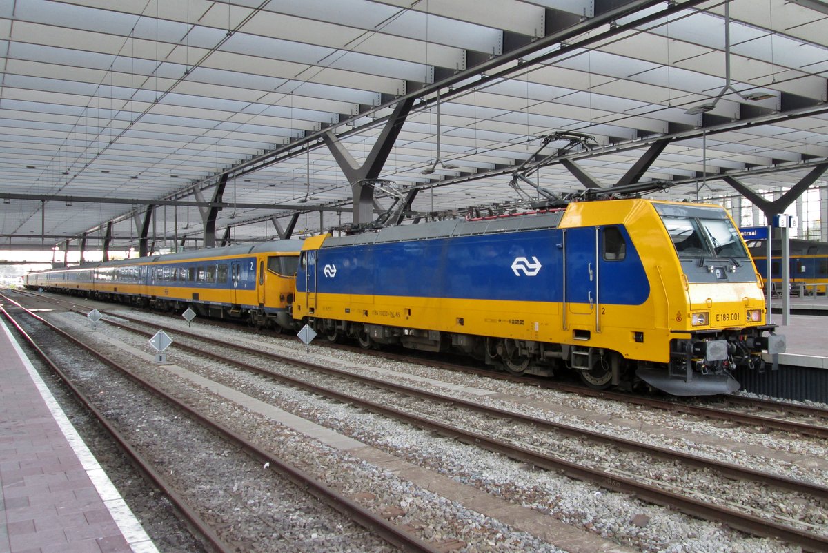 On 25 October 2015 NS 186 001 calls at Rotterdam Centraal.