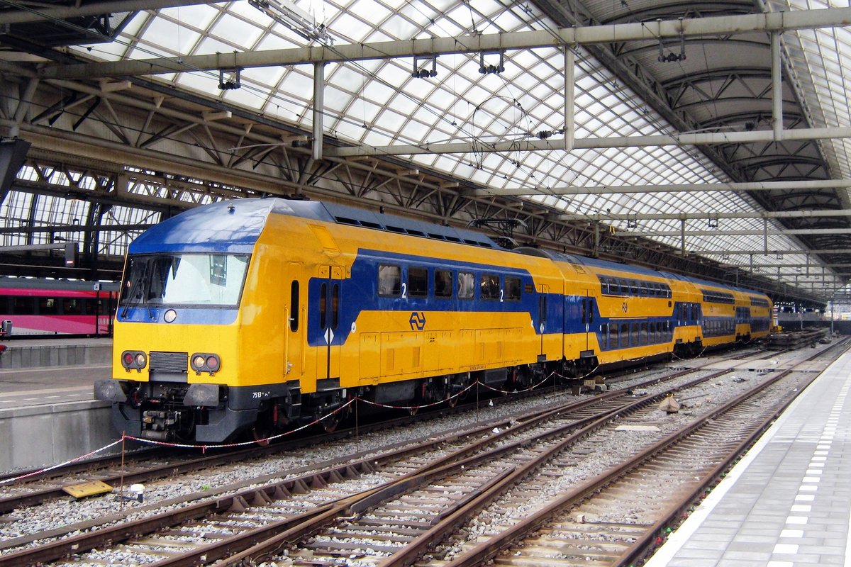 On 25 October 2015 NS 7513 calls at Amsterdam Centraal.