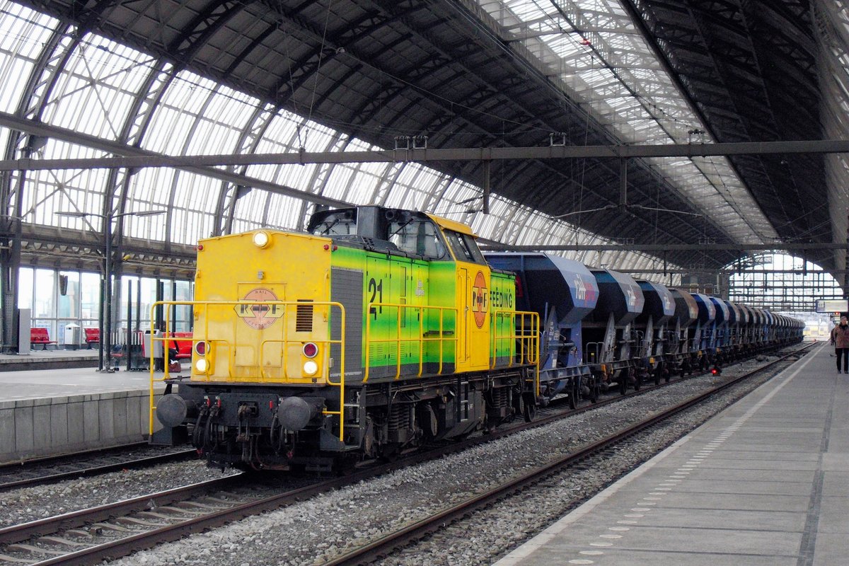 On 25 October 2015 RRF 21 stands at Amsterdam Centraal with an engineering train.
