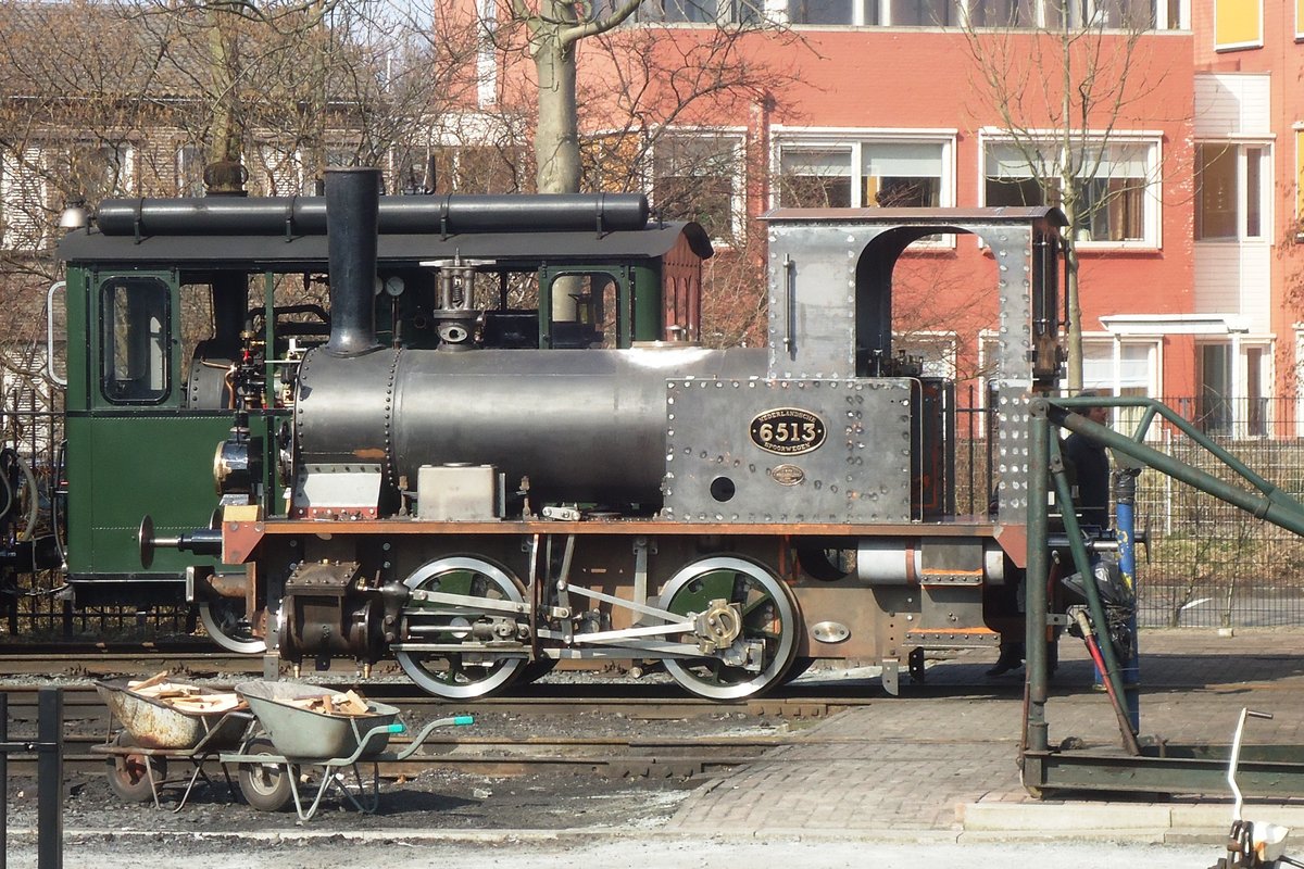 On 25 October 2015, still to be restored NS 6513 stands in Hoorn with the SHM.