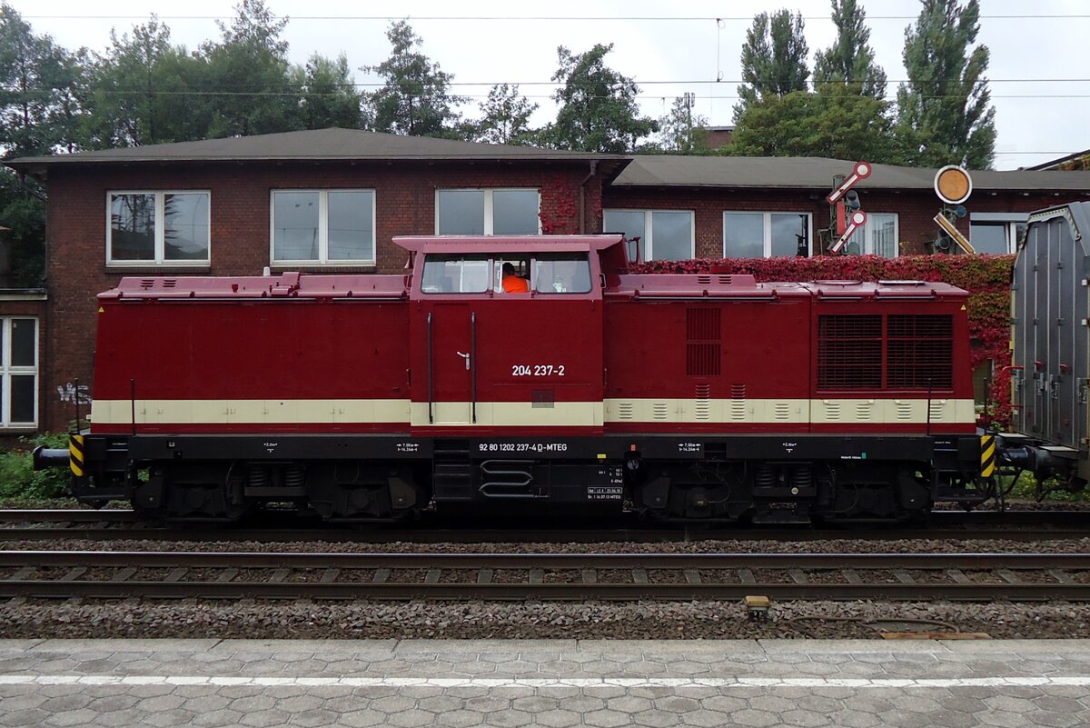 On 25 September 2014 ARS Altmann deployed 204 237 -back into DR colours- to haul a car transporting train through Hamburg-Harburg.