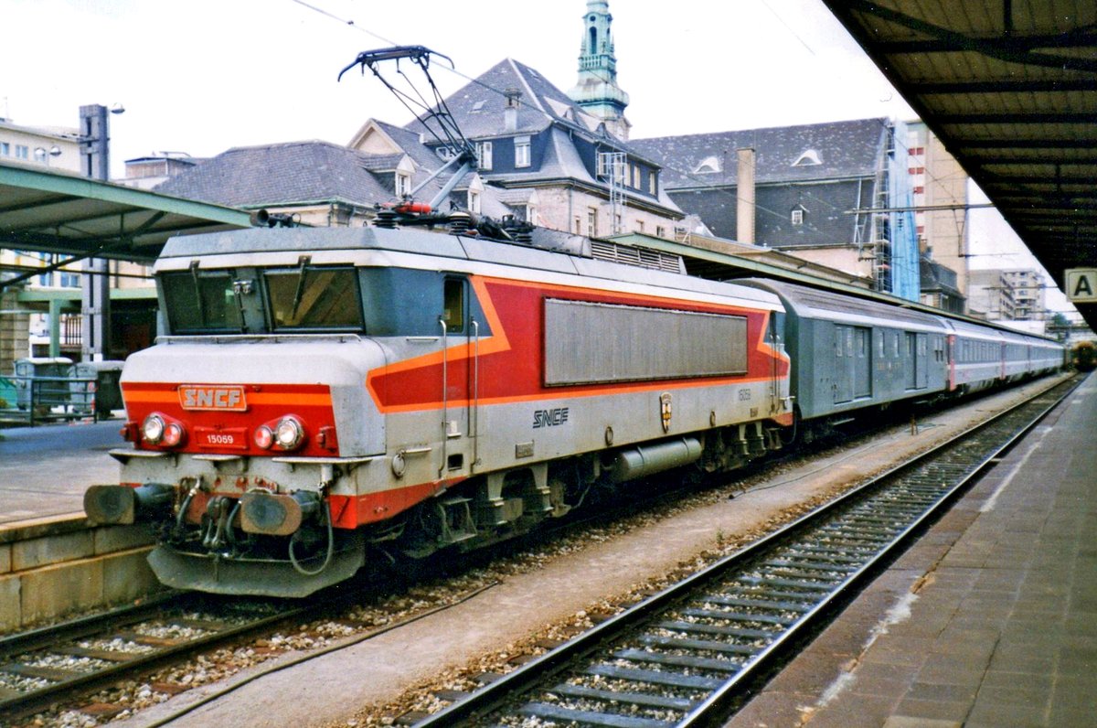 On 26 July 1998 SNCF 15059 stands with EC-90 VAUBAN in Luxembourg gare. The first wagon behi9nd the loco is an SBB postal wagon.