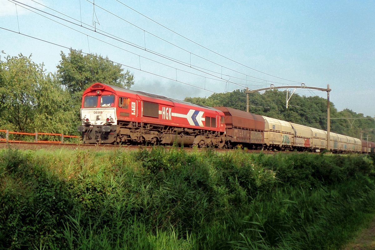 On 26 July 2016 HGK DE 668 hauls a coal train with CFR wagons through Tilburg Oude Warande. From October 2016, these HGK coal trains sadly are completely history.