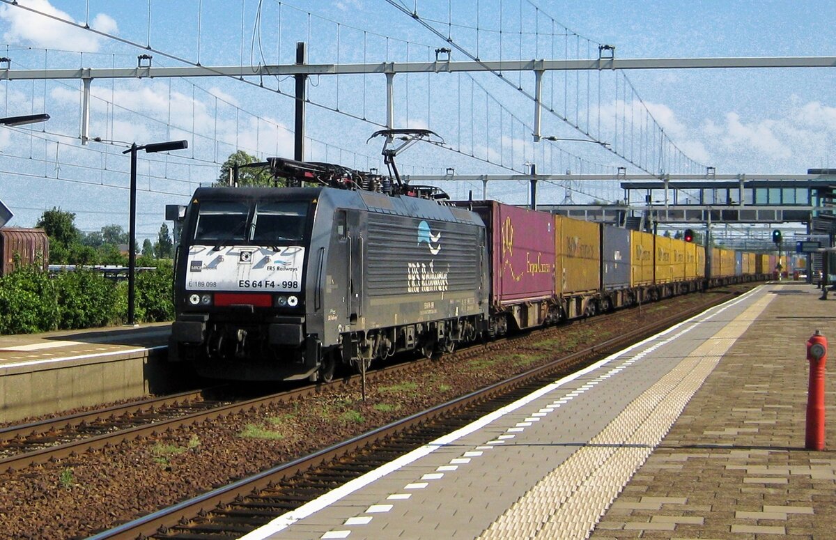 On 26 June 2012 ERS 189 098 hauls a container train through Lage zwaluwe.