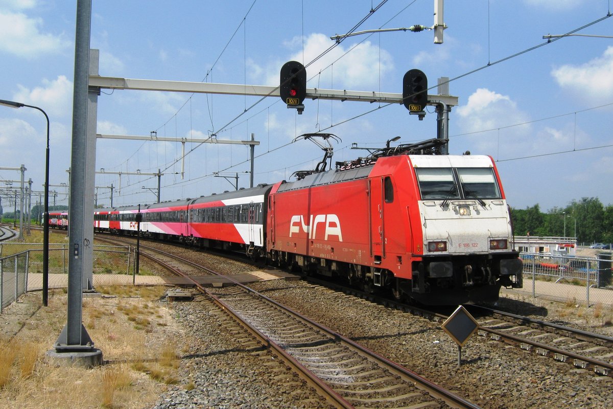 On 26 June 2012 FYRA 186 122 enters Breda from Amsterdam.