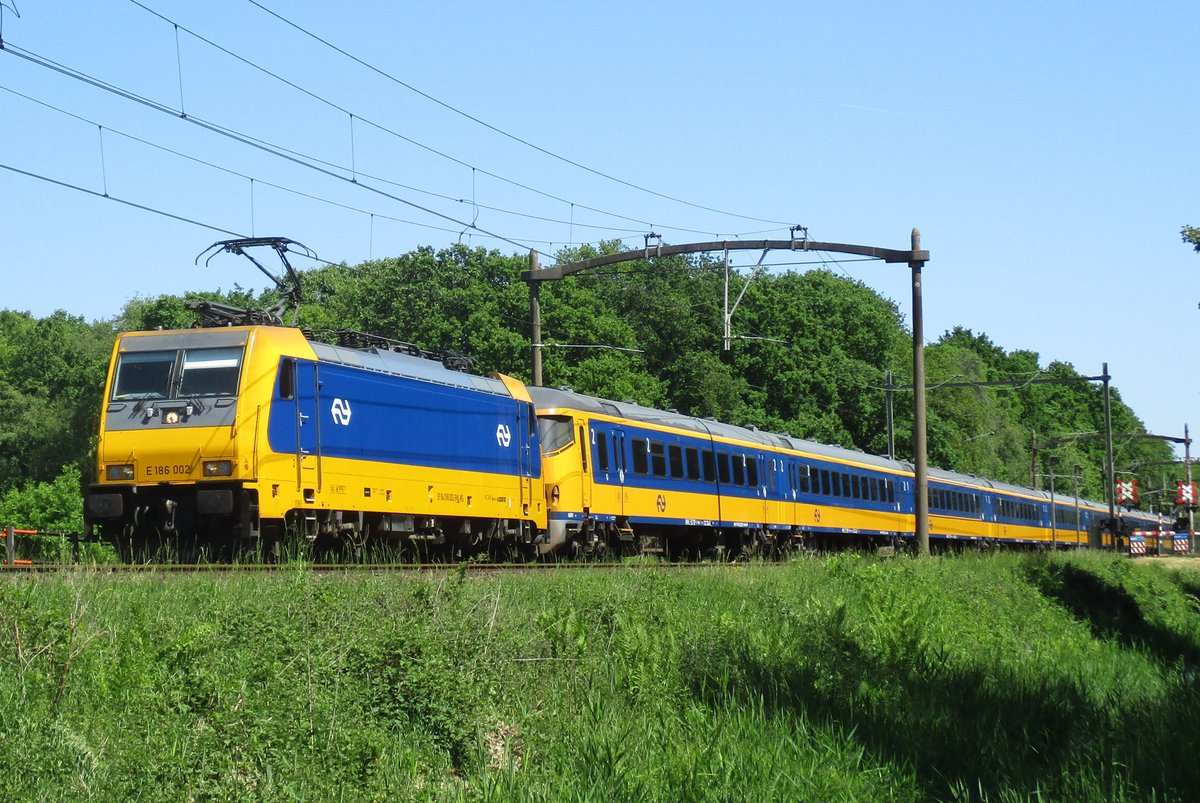 On 26 June 2016 NS 186 002 speeds through Tilburg Oude warande.