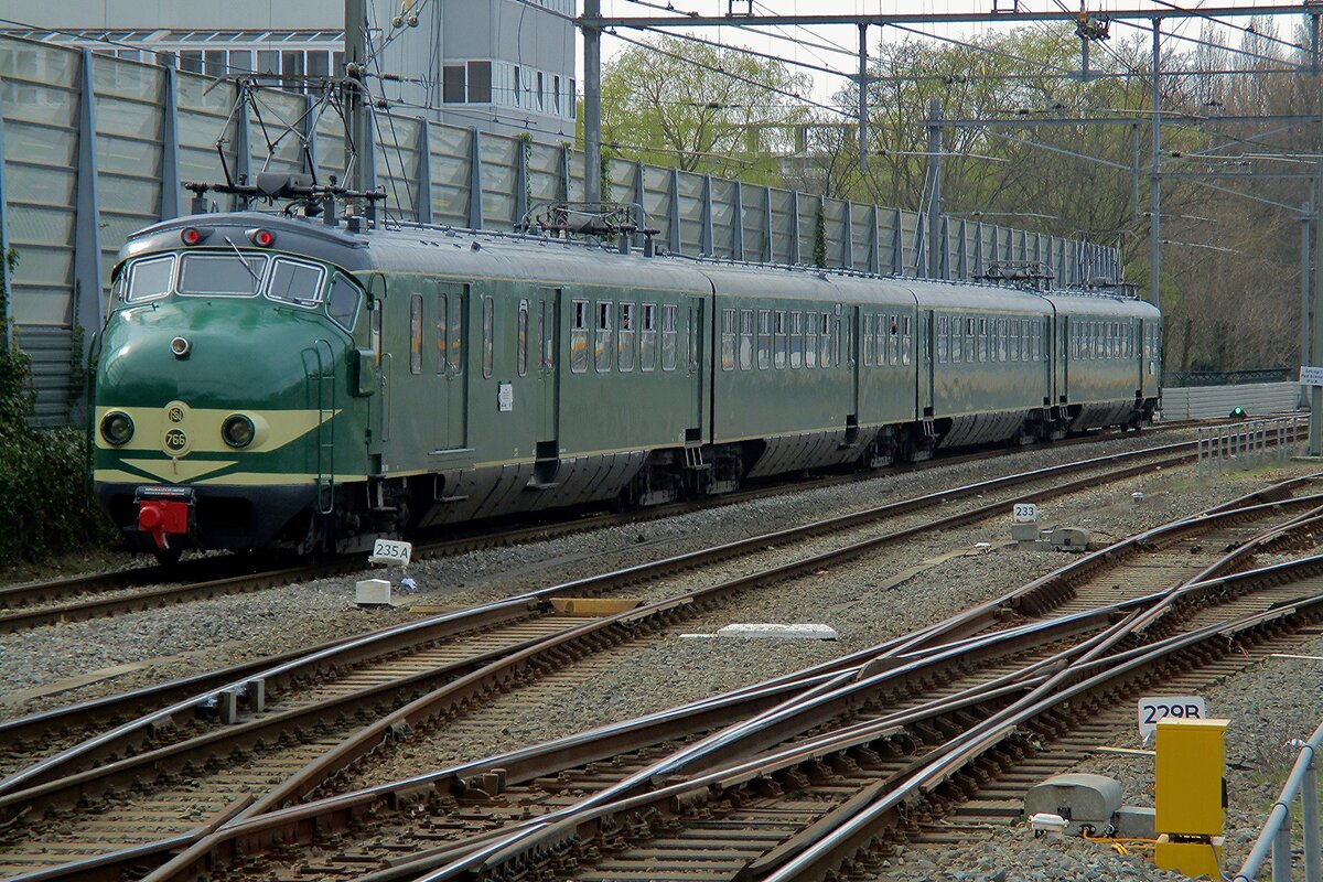 On 26 March 2017 Hondekop 766 quits Rotterdam Centraal for an extra service to Hoek van Holland.