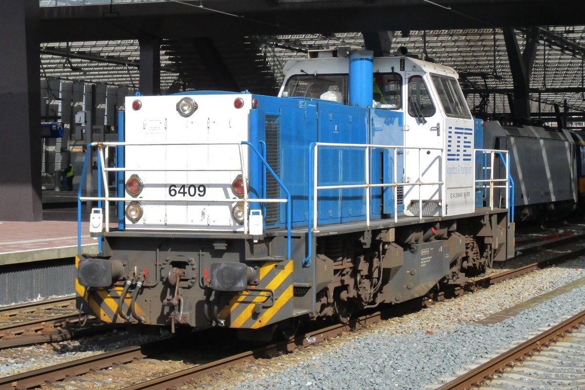 On 26 March 2017, LTE 6409 runs solo through Rotterdam Centraal.