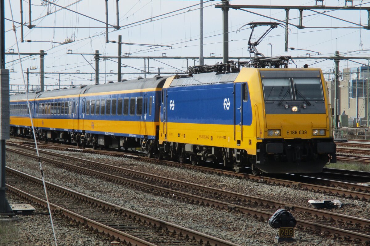 On 26 March 2017 NS 186 039 hauls an IC-Direct into Rotterdam Centraal.