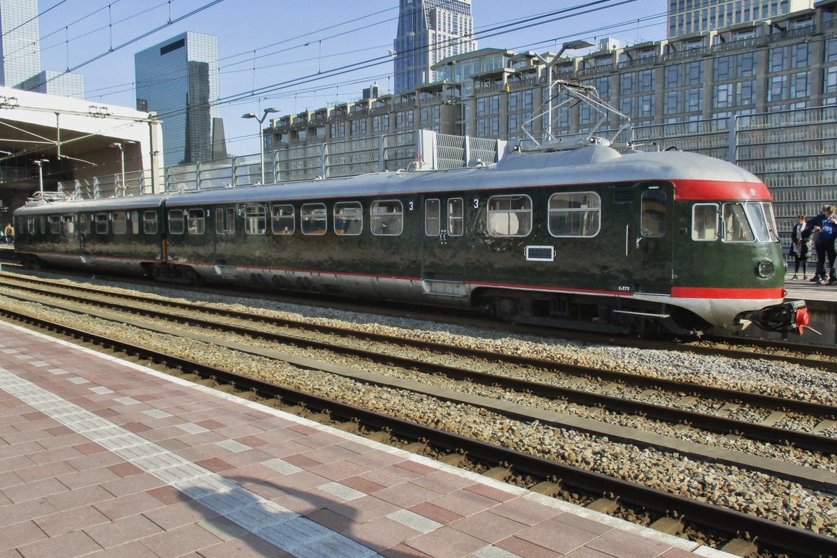 On 26 March 2017, the tracks between Rotterdam and Hoek van Holland had a nice goodbye (before being converted from normal railways to light rail c.q. tram) with three historical EMUs between Rotterdam Centraal and Hoek van Holland Haven in 30 minutes pattern. The oldest was NS 273 -owned by the NSM in UTrecht- which is seen leaving Rotterdam for Hoek van Holland.