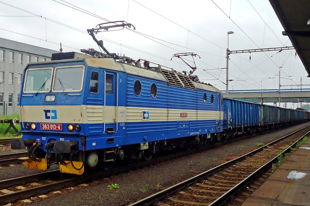 ON 26 May 2015, CD 363 013 stands with a coal train in Ostrava hl.n.